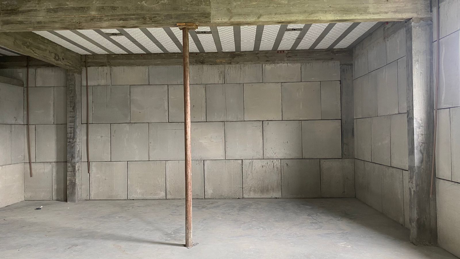 Garagem interna com paredes Blocok aparentes