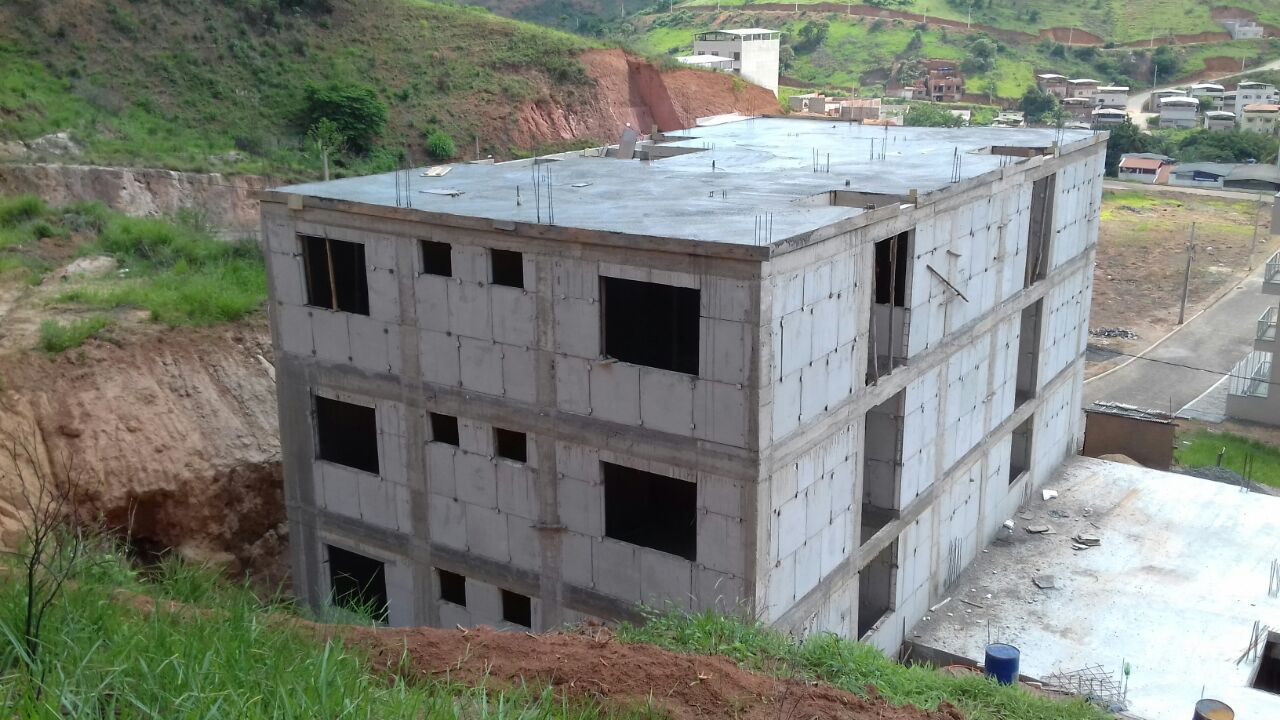 Edifício residencial em encosta construído com Blocok